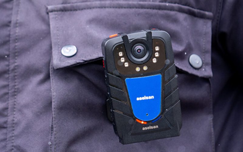 ASELSAN tarafından üretilen ve güvenlik güçlerinin adeta üçüncü gözü haline gelen yaka kamerası, suçlular ve suça karışan araç plakalarını anında belirliyor. Güvenlik güçleri, geliştirilen yerli ve milli ürünler sayesinde son teknolojiyle buluşturuluyor. ( Mustafa Çiftçi - Anadolu Ajansı )