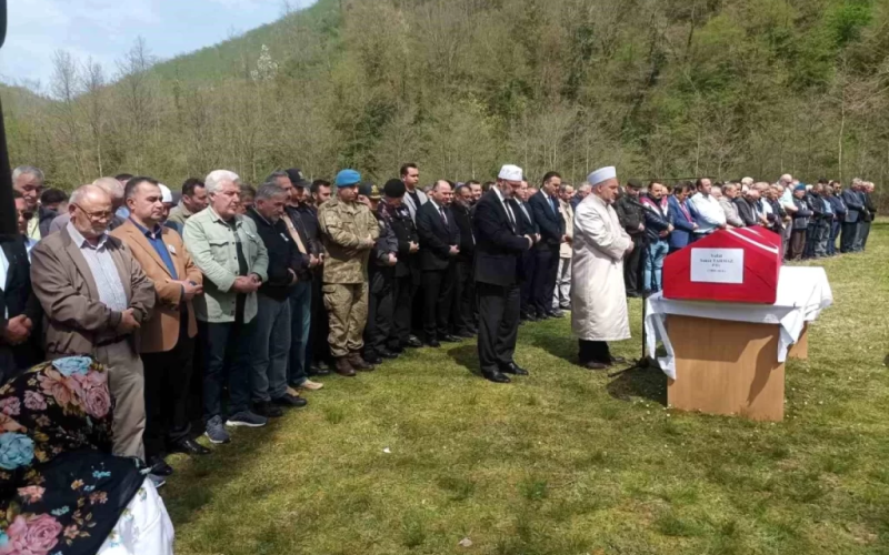 Koğuştaki yatağında ölü bulunan asker son yolculuğuna uğurlandı