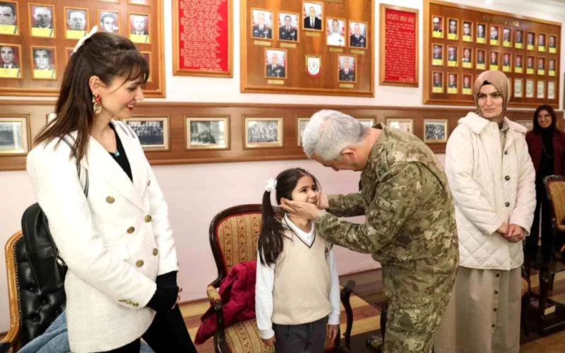 1. Sınıf Öğrencileri Asker Ağabeylerine Mektup Gönderdi! Kolordu komutanı…