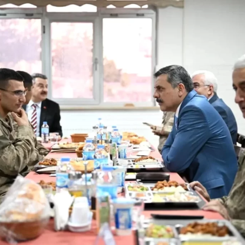 O ilimizdeki yöneticiler İl Jandarma Komutanlığındaki Mehmetçiklerle iftar yaptı