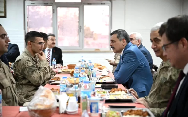 O ilimizdeki yöneticiler İl Jandarma Komutanlığındaki Mehmetçiklerle iftar yaptı