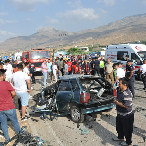 Trafik kazasında 1 uzman çavuş ve 1 sivil hayatını kaybetti, 35 kişi yaralandı