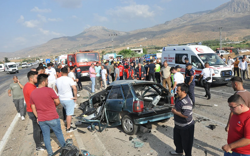 Trafik kazasında 1 uzman çavuş ve 1 sivil hayatını kaybetti, 35 kişi yaralandı