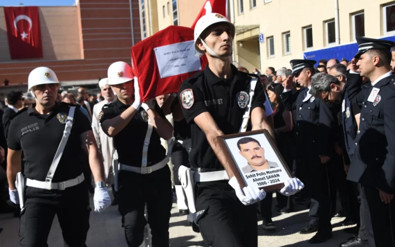 Şehit polis memurumuz için tören; yaralı arkadaşı da katıldı